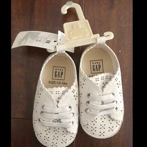 White baby gap shoes 12-18M NWT